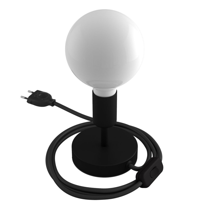 Alzaluce - metalna stolna lampa s tekstilnim kabelom, prekidačem i dvopolnim utikačem.